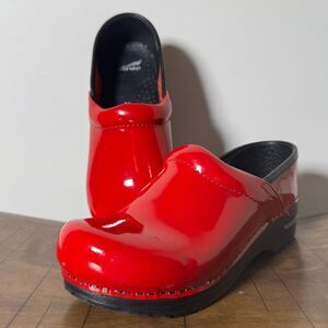 Dansko Red Patent Leather Clogs Size EU 35 Women’s Professional Nursing Shoes